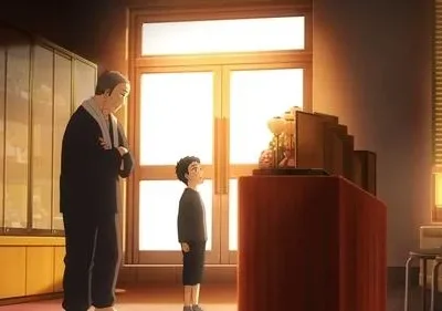 Um homem e um menino olham para um expositor vermelho com objetos. Luz dourada entra por uma janela grande, criando um clima calmo.