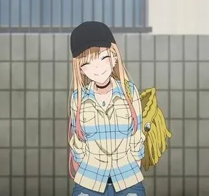 Jovem de anime sorri com olhos fechados, cabelo loiro, boné, camisa xadrez, mochila amarela. Fundo urbano simples e claro.