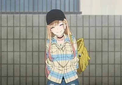 Jovem de anime sorri com olhos fechados, cabelo loiro, boné, camisa xadrez, mochila amarela. Fundo urbano simples e claro.