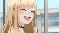 Garota anime loira com colar sorri abertamente, olhos fechados e bochechas coradas, transmitindo alegria. Fundo de janela com prédio.