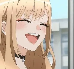 Garota anime loira com colar sorri abertamente, olhos fechados e bochechas coradas, transmitindo alegria. Fundo de janela com prédio.