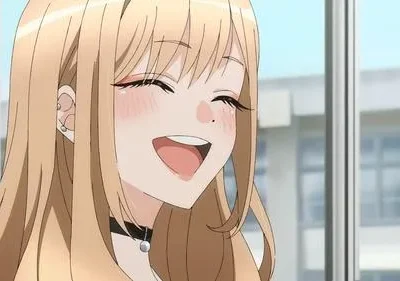 Garota anime loira com colar sorri abertamente, olhos fechados e bochechas coradas, transmitindo alegria. Fundo de janela com prédio.