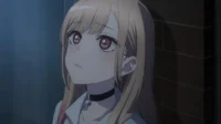 Jovem anime loira de olhos grandes rosa-avermelhados e bochechas coradas, usando choker. Ela olha para cima, pensativa, em cena noturna.