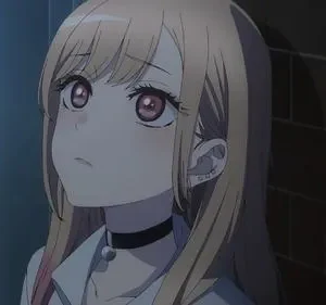 Jovem anime loira de olhos grandes rosa-avermelhados e bochechas coradas, usando choker. Ela olha para cima, pensativa, em cena noturna.