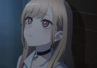 Jovem anime loira de olhos grandes rosa-avermelhados e bochechas coradas, usando choker. Ela olha para cima, pensativa, em cena noturna.