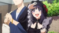 Uma garota de cabelo roxo e vestido gótico preto sorri, protegendo os olhos do sol. Ao seu lado, um jovem de quimono azul parece flustered.