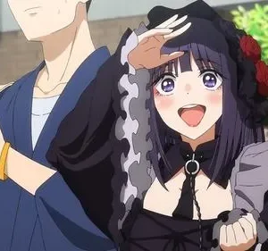 Uma garota de cabelo roxo e vestido gótico preto sorri, protegendo os olhos do sol. Ao seu lado, um jovem de quimono azul parece flustered.