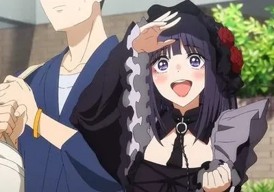 Uma garota de cabelo roxo e vestido gótico preto sorri, protegendo os olhos do sol. Ao seu lado, um jovem de quimono azul parece flustered.