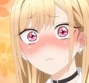 Garota anime loira, olhos rosa arregalados e rosto corado de vergonha, contra fundo floral. Parece surpresa.