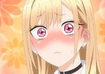 Garota anime loira, olhos rosa arregalados e rosto corado de vergonha, contra fundo floral. Parece surpresa.