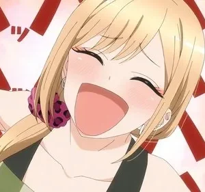 Uma jovem de anime loira, sorrindo e rindo alto com os olhos fechados e bochechas coradas. Fundo rosa vibrante com símbolos vermelhos de exclamação.