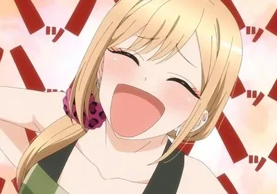 Uma jovem de anime loira, sorrindo e rindo alto com os olhos fechados e bochechas coradas. Fundo rosa vibrante com símbolos vermelhos de exclamação.