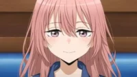 Garota anime de cabelos rosa e olhos roxos brilhantes, sorri levemente com bochechas rosadas. Veste uniforme azul-escuro.