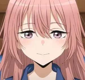 Garota anime de cabelos rosa e olhos roxos brilhantes, sorri levemente com bochechas rosadas. Veste uniforme azul-escuro.