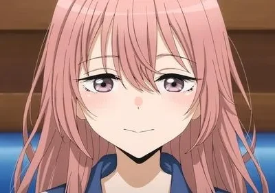 Garota anime de cabelos rosa e olhos roxos brilhantes, sorri levemente com bochechas rosadas. Veste uniforme azul-escuro.