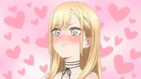 Garota anime loira corada, olhos brilhantes e choker preta. Fundo rosa com corações flutuantes, transmitindo romance e timidez.
