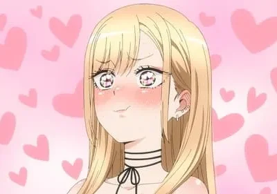 Garota anime loira corada, olhos brilhantes e choker preta. Fundo rosa com corações flutuantes, transmitindo romance e timidez.