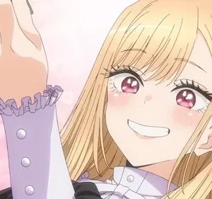 Garota anime loira, olhos rosa brilhantes, sorri amplamente e cora, levantando algo. Fundo rosa com padrões. Clima alegre.