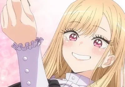 Garota anime loira, olhos rosa brilhantes, sorri amplamente e cora, levantando algo. Fundo rosa com padrões. Clima alegre.