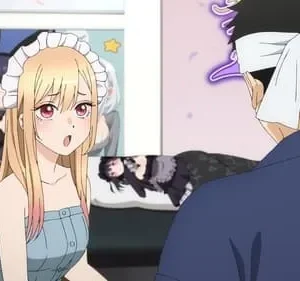 Garota anime loira surpresa com tiara, olhando para homem vendado de costas. Pôsteres de anime no fundo. Clima divertido.