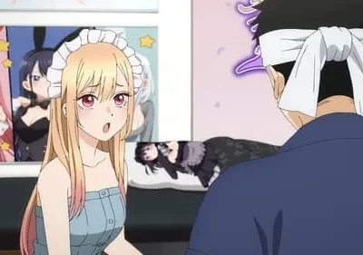 Garota anime loira surpresa com tiara, olhando para homem vendado de costas. Pôsteres de anime no fundo. Clima divertido.