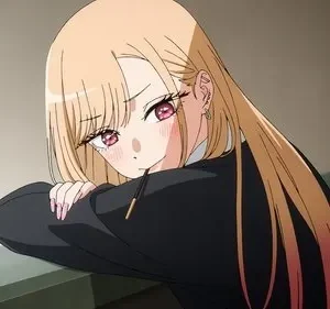 Jovem anime loira de olhos rosa, bochechas coradas, comendo um palito de chocolate. Ela está apoiada e exibe um olhar tímido.