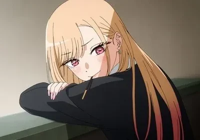 Jovem anime loira de olhos rosa, bochechas coradas, comendo um palito de chocolate. Ela está apoiada e exibe um olhar tímido.