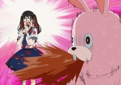 Uma estudante de uniforme ensanguentado canta num microfone. Ao lado, um coelho rosa vomita, apavorado, em fundo rosa vibrante.