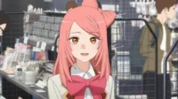 Garota anime de cabelo rosa e uniforme escolar sorri suavemente em uma loja cheia de prateleiras.