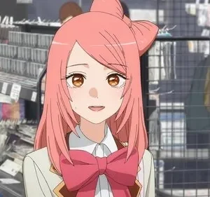 Garota anime de cabelo rosa e uniforme escolar sorri suavemente em uma loja cheia de prateleiras.