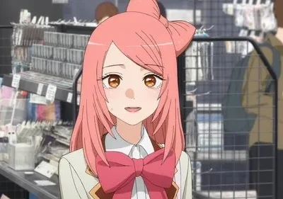 Garota anime de cabelo rosa e uniforme escolar sorri suavemente em uma loja cheia de prateleiras.