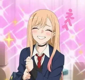 Jovem de anime, cabelos loiros, uniforme escolar, sorri radiantemente e corada, segurando os cabelos. Fundo rosa cintilante.