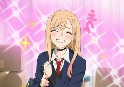 Jovem de anime, cabelos loiros, uniforme escolar, sorri radiantemente e corada, segurando os cabelos. Fundo rosa cintilante.