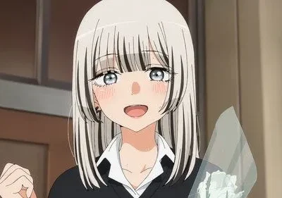 Garota anime de cabelo prateado e olhos azuis, sorrindo e corando, segurando um buquê de flores brancas. Cenário interno. Alegre.