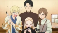 Pôster anime: Mulher loira sorridente com celular à frente. Homem loiro chocado com cabo. Um homem e uma mulher sorriem atrás. Cena leve e casual.