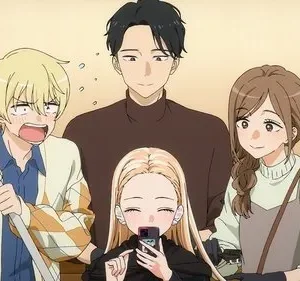 Pôster anime: Mulher loira sorridente com celular à frente. Homem loiro chocado com cabo. Um homem e uma mulher sorriem atrás. Cena leve e casual.