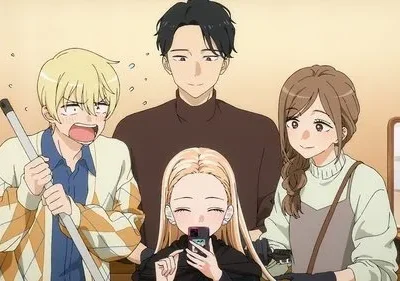 Pôster anime: Mulher loira sorridente com celular à frente. Homem loiro chocado com cabo. Um homem e uma mulher sorriem atrás. Cena leve e casual.