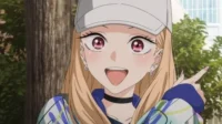 Anime girl loira com boné branco, olhos rosados, sorrindo e apontando. Usa choker e blusa xadrez colorida. Clima alegre ao ar livre.