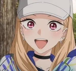 Anime girl loira com boné branco, olhos rosados, sorrindo e apontando. Usa choker e blusa xadrez colorida. Clima alegre ao ar livre.