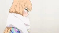 Anime girl loira, bochechas coradas e olhar tímido, usando jaqueta colorida com gola branca fofa. Fundo simples.