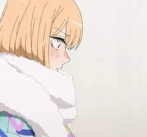 Anime girl loira, bochechas coradas e olhar tímido, usando jaqueta colorida com gola branca fofa. Fundo simples.