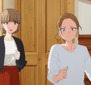 Duas mulheres de anime em uma casa. Uma espia de uma porta, surpresa. A outra, à direita, parece tensa perto de uma escada.