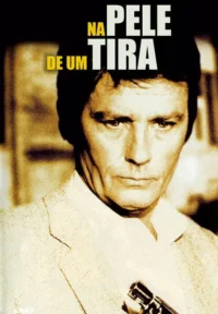 Homem de terno claro com olhar intenso, segurando um revólver. Fundo escuro em tom sépia, sugerindo suspense.