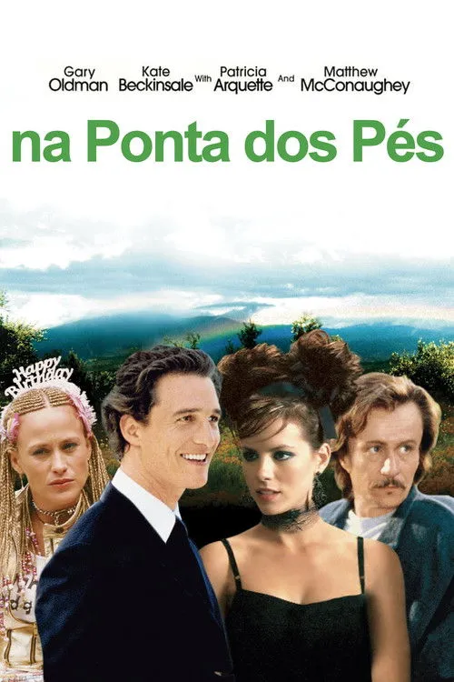 Quatro pessoas com expressões variadas. Um homem sorri ao lado de uma mulher séria. Ao fundo,montanhas verdes e um arco-íris.