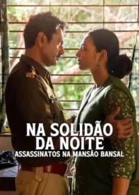 Um homem de uniforme e uma mulher de verde se encaram intensamente,próximos. Ele a abraça. Fundo com luz suave.