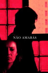 Silhueta de homem e rosto triste de mulher sob luz vermelha intensa. Fundo com blocos de vidro, evocando mistério e drama.