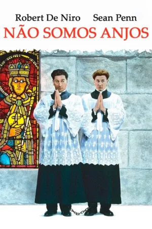 Dois homens em trajes de padre, acorrentados pelos tornozelos, com ar sério, contra uma parede de pedra e vitral colorido.