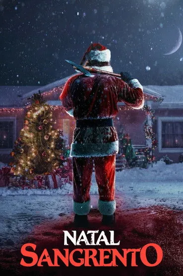 Papai Noel de costas, segurando picareta, em frente a casa iluminada e árvore de Natal. Neve e sangue cobrem o chão. Atmosfera sombria.