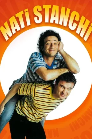 Dois homens sorridentes, um carregando o outro nas costas, sobre um fundo vibrante laranja e branco. Clima cômico.