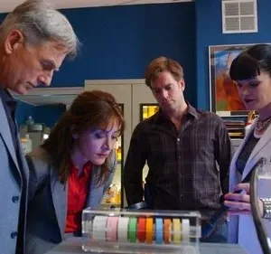 NCIS: Investigação Naval – T01E02: Deixado à Mercê